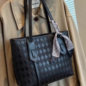 High-end large-capacity commuting large bag for women.